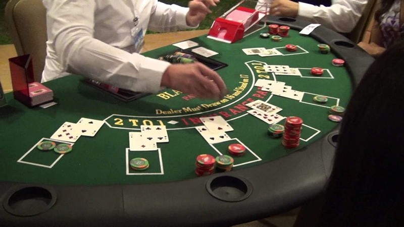 Kara tabanlı bir kumarhanede blackjack